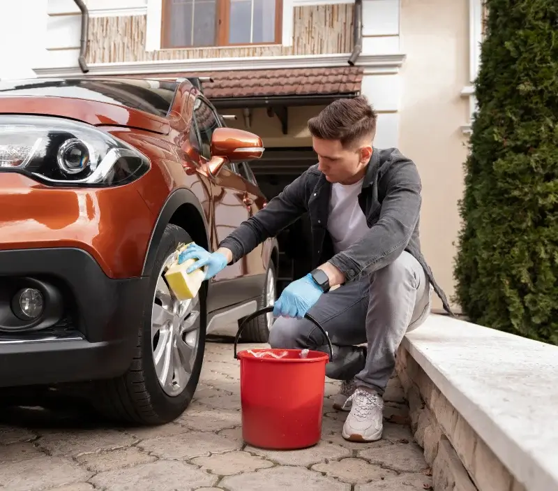 Lavage auto à domicile Esplantas-Vazeilles : professionnel intervenant sur un véhicule